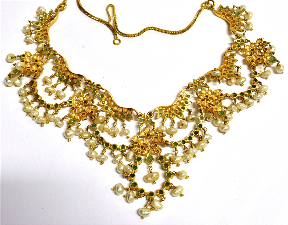 A SUITE OF YEMENI GOLD, EMERALD AND BAROQUE PEARL JEWELLERY A stamped 21k emerald and pearl collar - Image 4 of 7