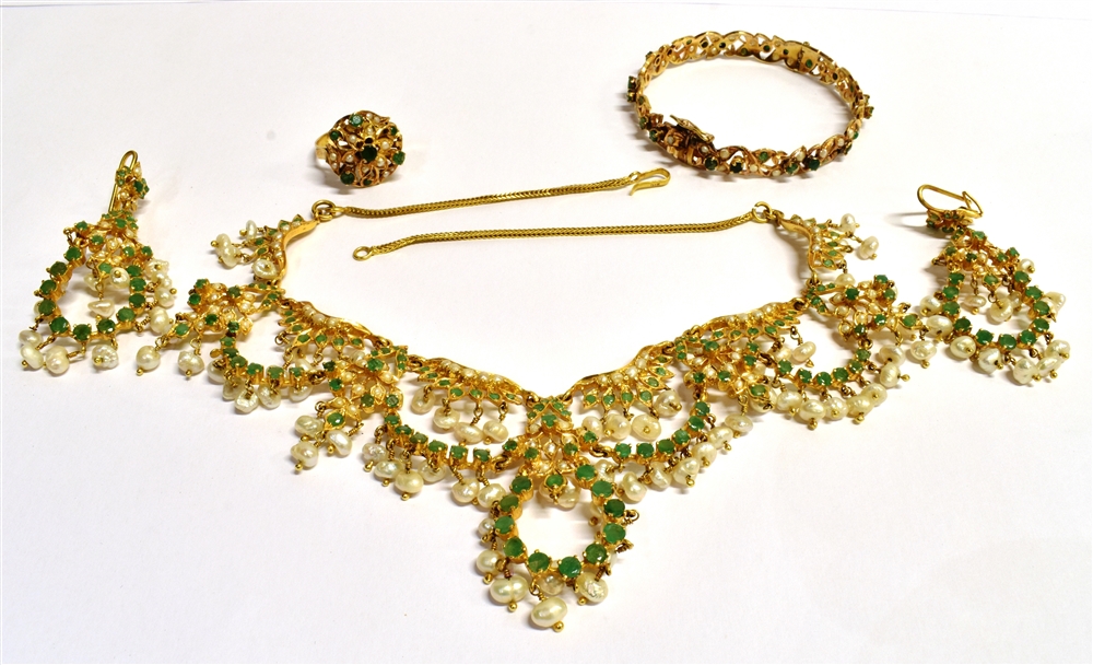 A SUITE OF YEMENI GOLD, EMERALD AND BAROQUE PEARL JEWELLERY A stamped 21k emerald and pearl collar