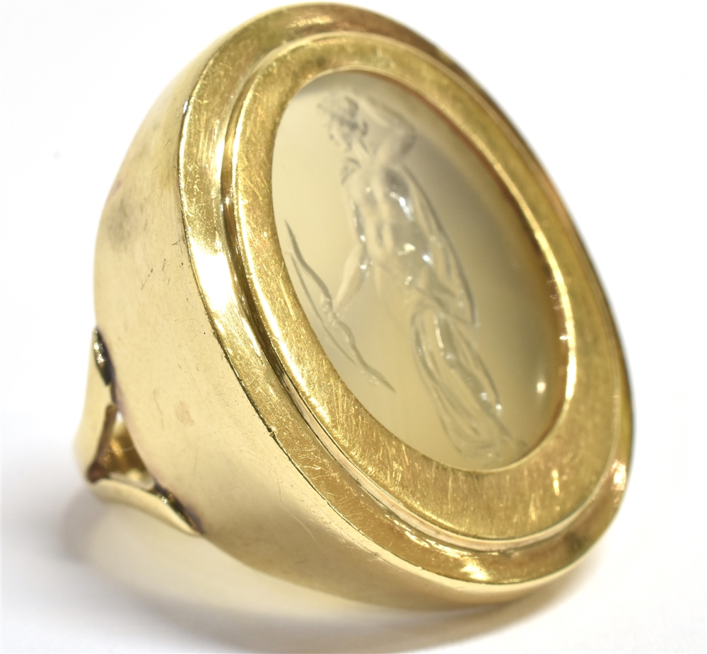 LARGE INTAGLIO SIGNET RING the intaglio in clear glass crystal carved with nude female Archer - Image 3 of 3