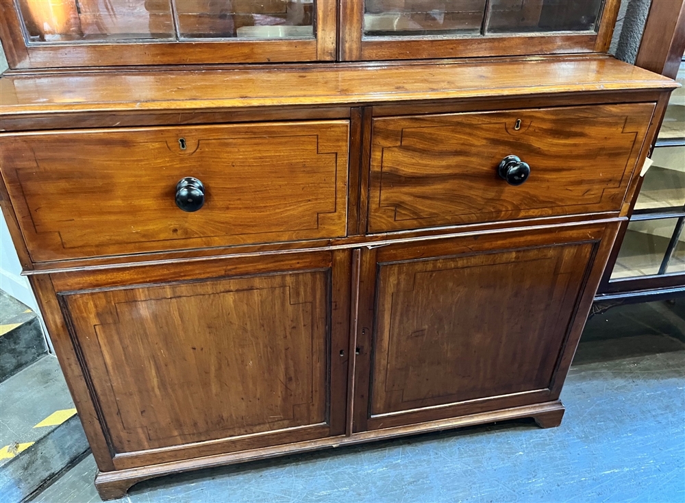 A LARGE WILLIAM IV MAHOGANY BOOKCASE with inlaid decoration, the upper section with lancet shaped - Image 2 of 4