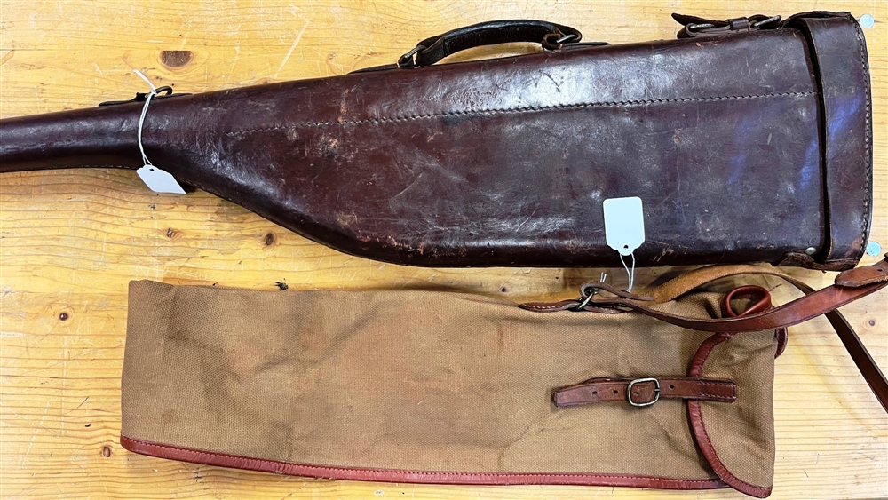 A GOOD QUALITY COMPARTMENTED LEATHER LEG OF MUTTON GUN CASE WITH BRASS FITTINGS FOR THE SMALLER BORE