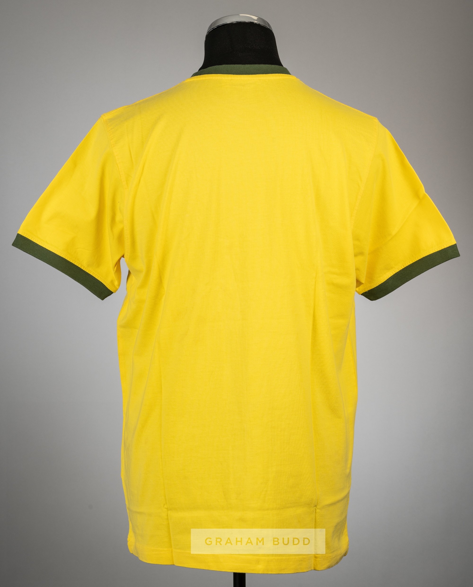 Edson Pele signed yellow Brazil retro jersey, Re-Take, short-sleeved with national emblem, signed in - Image 2 of 2