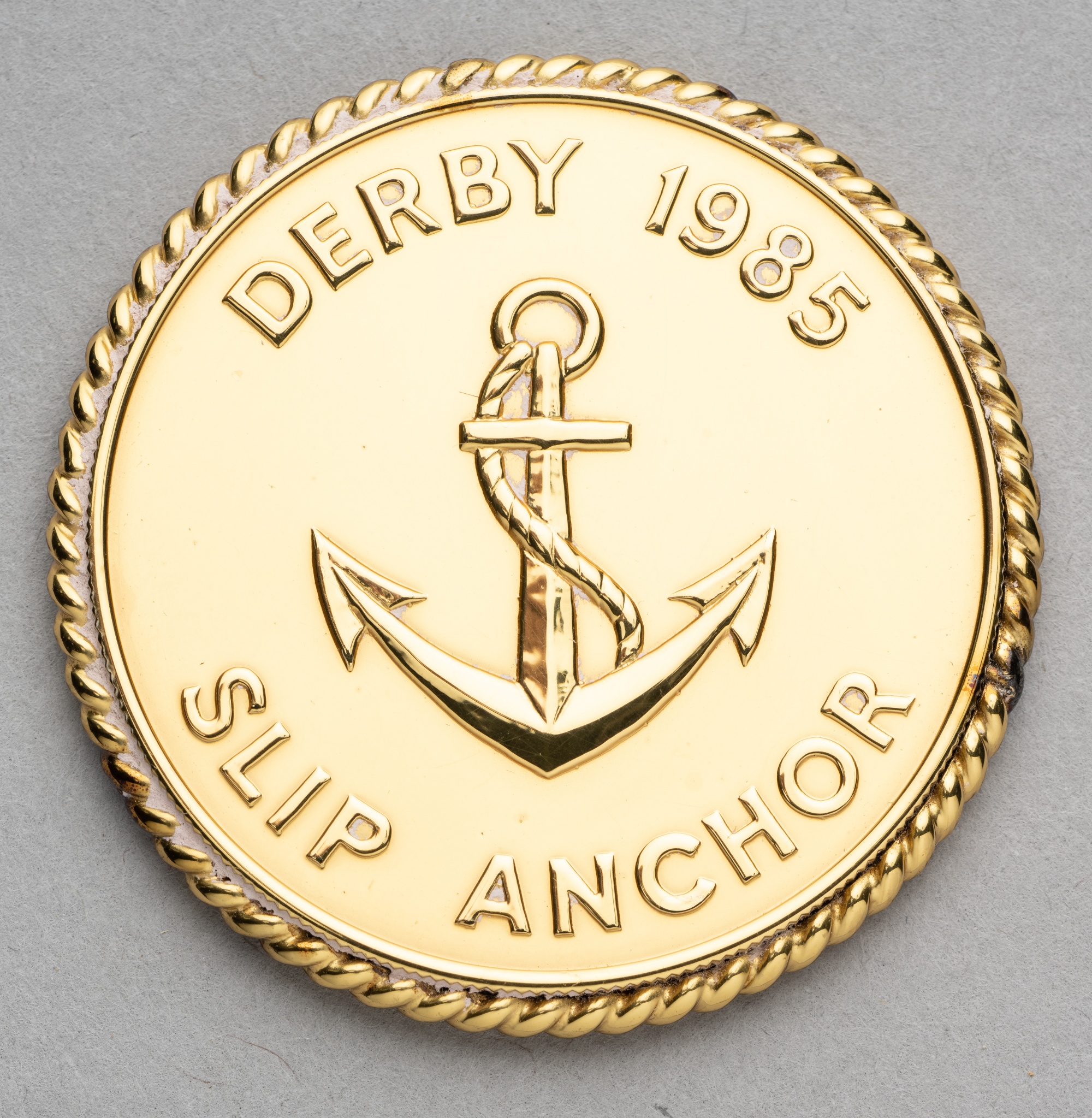 Medallion commemorating the victory of Lord Howard de Walden's 'Slip Anchor' in the 1985 Derby, gilt