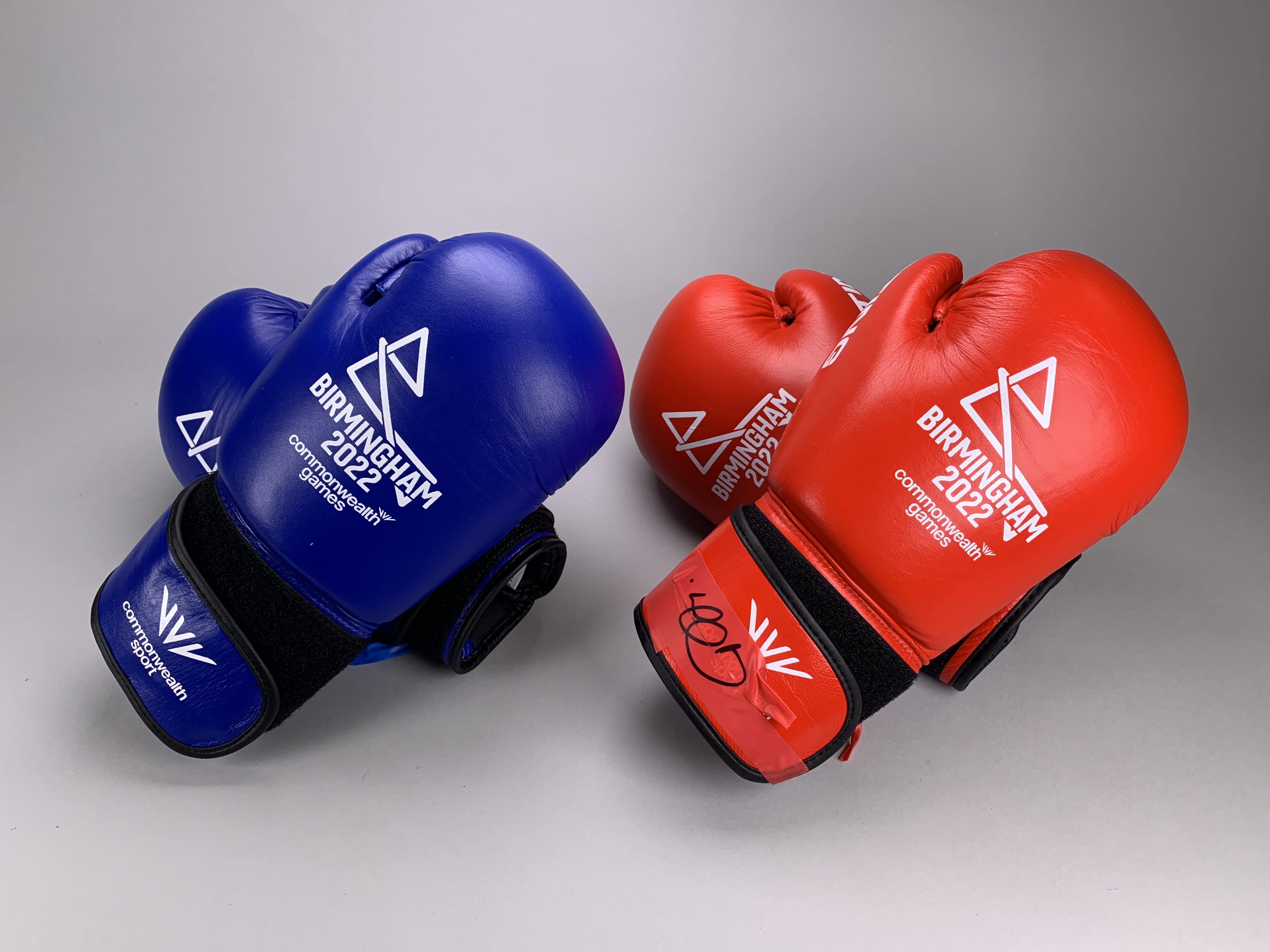 B2022 Men's Bantamweight Quarter-Final Boxing Gloves - Harris-Allan vs Chang