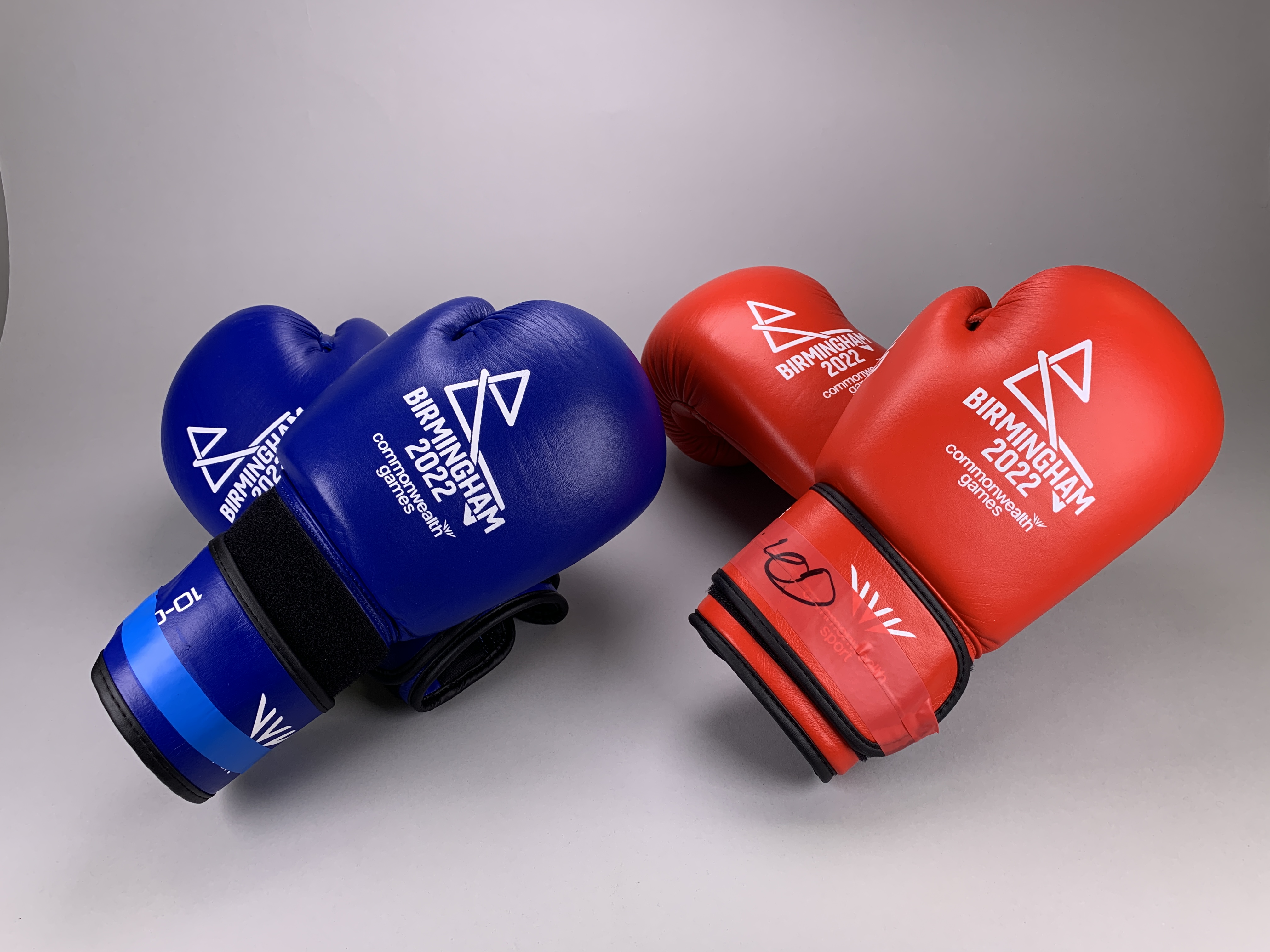 B2022 Men's Bantamweight Quarter-Final Boxing Gloves - Sigauque vs Eagleson