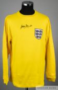 Gordon Banks signed yellow England replica goalkeeping jersey, Chanterie, long-sleeved bearing