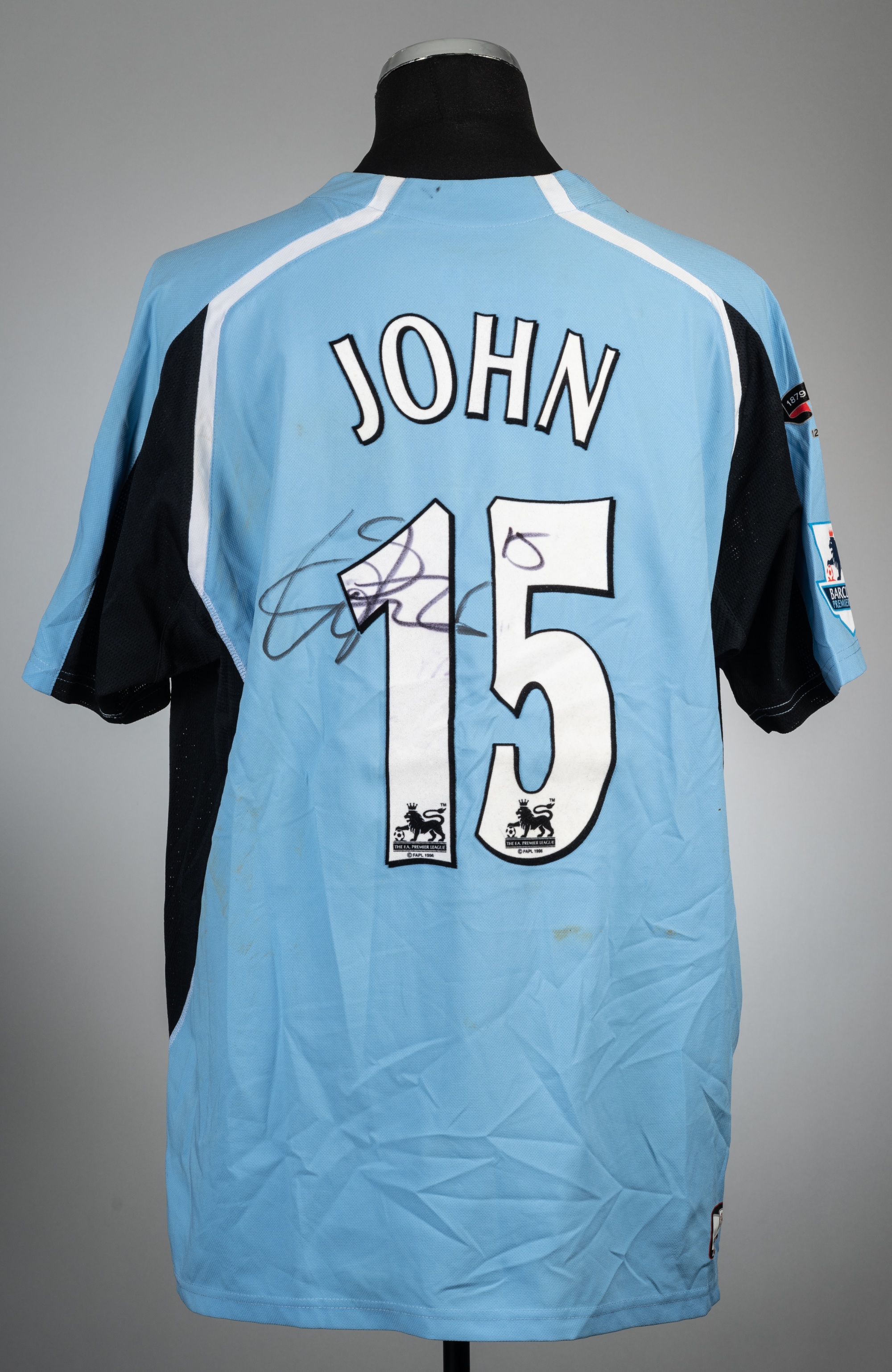 Stern John signed blue Fulham no.15 away jersey, season 2004-05