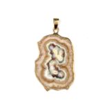 18 ct yellow gold agate pendant.