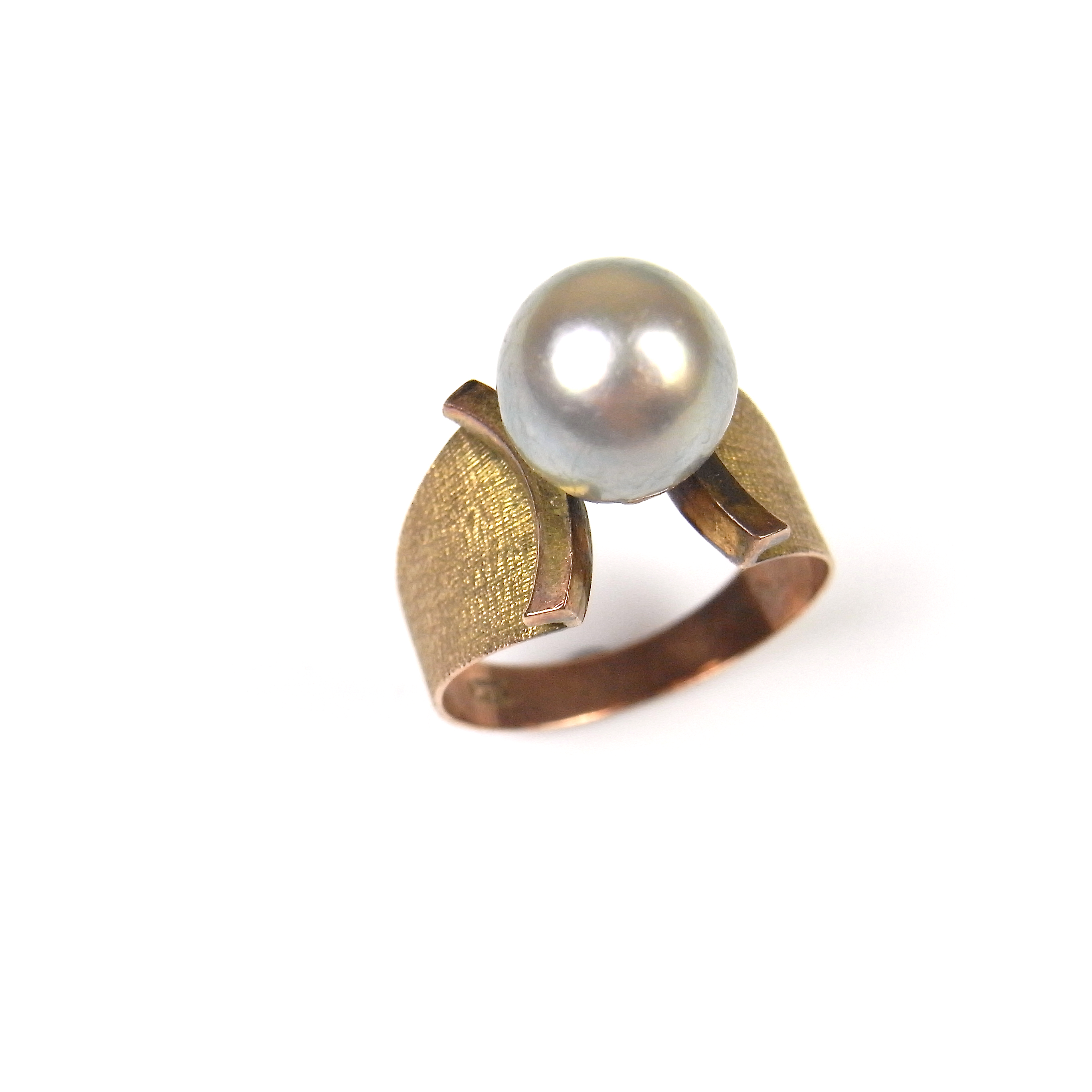 14 ct yellow gold grey pearl ring.