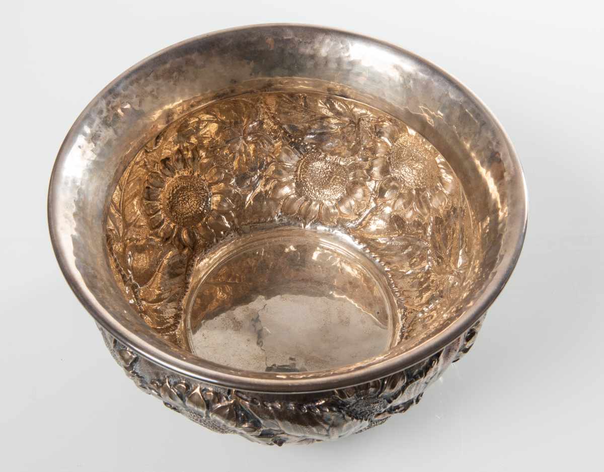 Argenteria fiorentina del XX secolo, Grande coppa centrotavola in argento. - Image 2 of 3