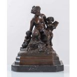 Scultura in bronzo a patina scura raffigurante “Faunessa con faunetti suonatori”, Francia, XX