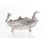Manifattura Inglese della fine del XIX secolo, Porta bon bon in argento a foggia di navicella.