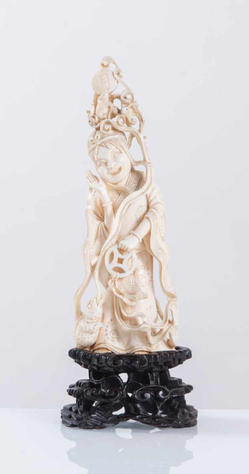 Scultura in avorio raffigurante “Figura femminile”, Cina, XIX secolo.