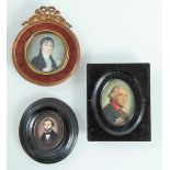Lotto di tre piccole cornici con miniature raffiguranti ritratti maschili, XX secolo.