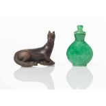 Lotto composto da cavallo in bronzo e snuff bottle in giada verde, Cina, Repubblica, XX sec.