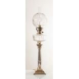 Grande lampada da tavolo a foggia di lume a petrolio, Europa, XX secolo. Fusto a colonna in metallo