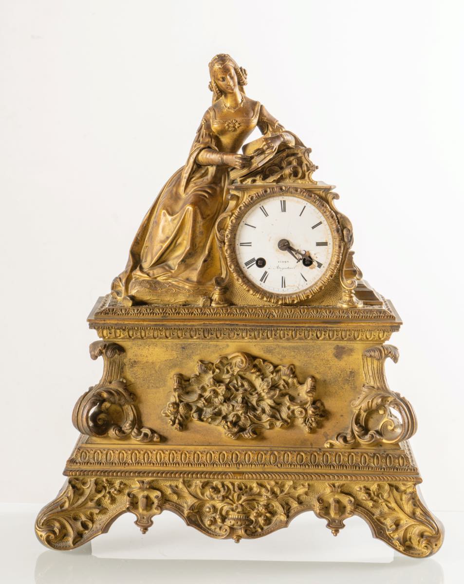 Orologio Parigina in bronzo dorato, Francia, metà del XIX secolo. Corpo riccamente lavorato,