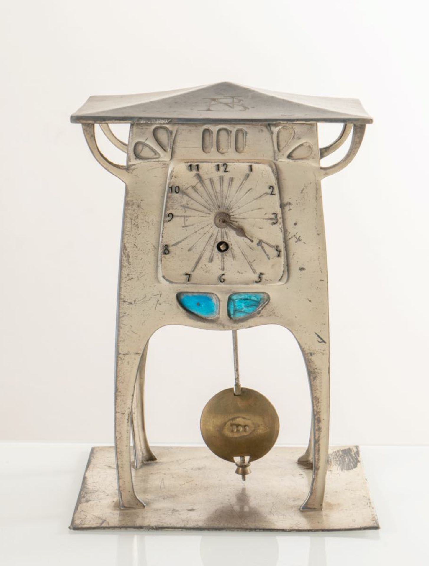Orologio a pendolo di gusto Art Nouveau, Germania, inizi del XX secolo. Corpo in metallo argentato