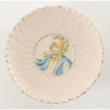 Alzata in maiolica raffigurante “Profilo maschile”, Faenza, fine del XVI - inizi del XVII