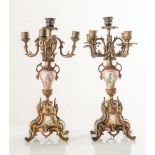 Coppia di candelabri a cinque fiamme in bronzo e porcellana, Francia, XIX secolo. Parti in