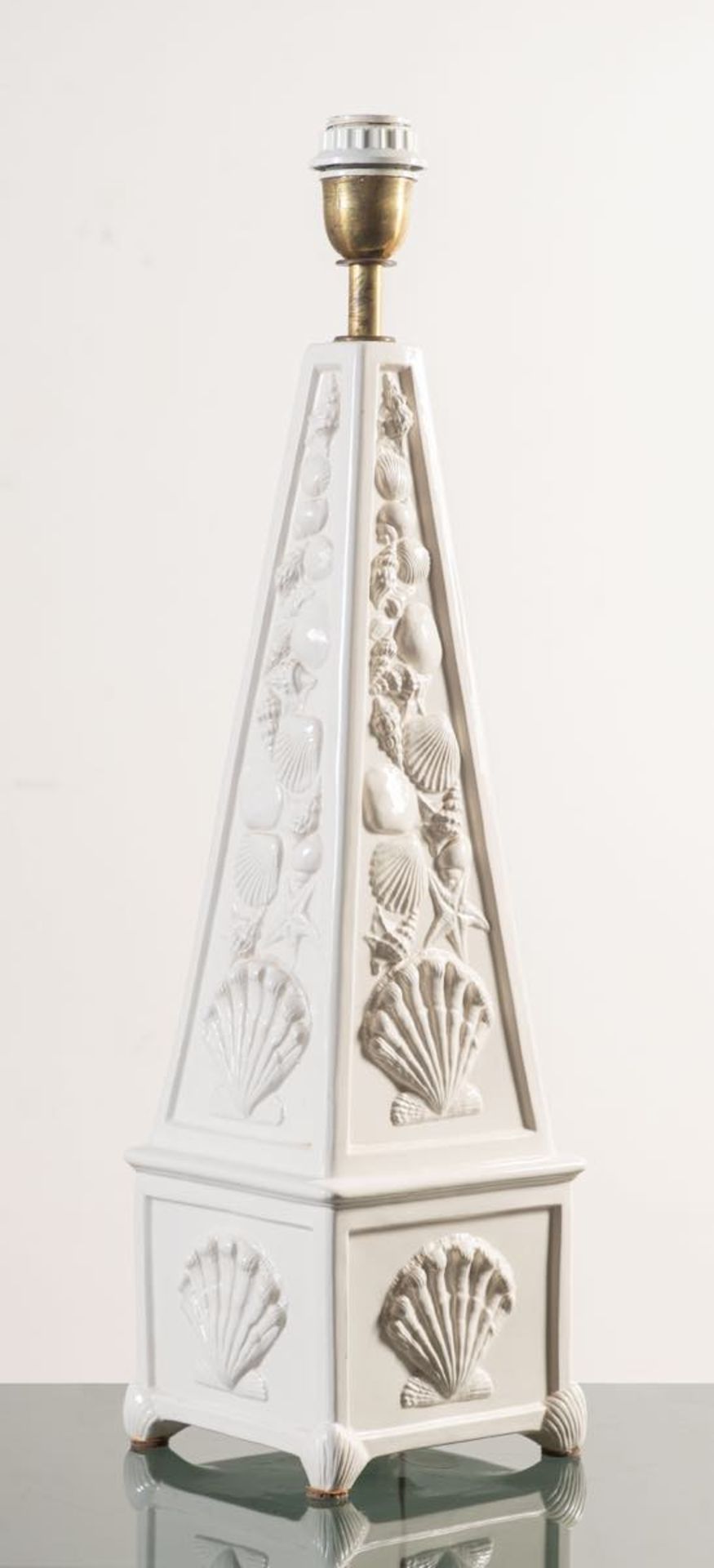 Lampada in ceramica a foggia di obelisco, Italia, Anni ‘70.Decorazione a conchiglie in rilievo su - Bild 2 aus 2