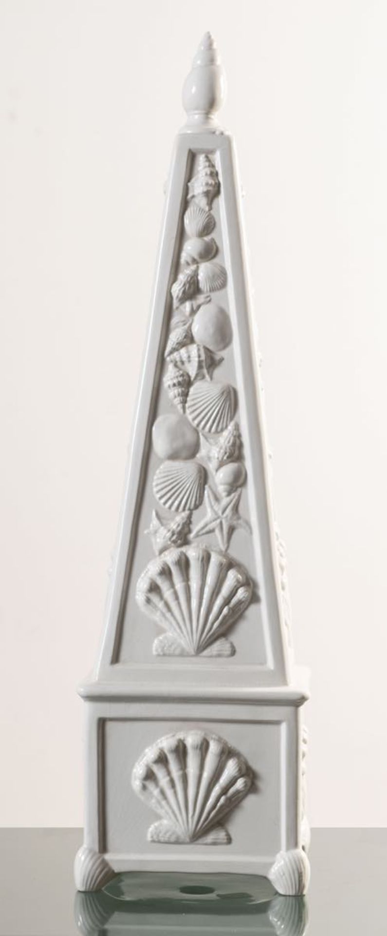 Obelisco in ceramica, Italia, Anni ‘70.Decorazione a conchiglie in rilievo su fondo bianco, - Bild 2 aus 2