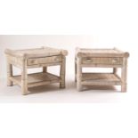 Coppia di tavolini quadrati in bambù laccato bianco, Italia, Anni ‘70.Presentano un cassetto sul