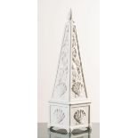 Obelisco in ceramica, Italia, Anni ‘70.Decorazione a conchiglie in rilievo su fondo bianco,