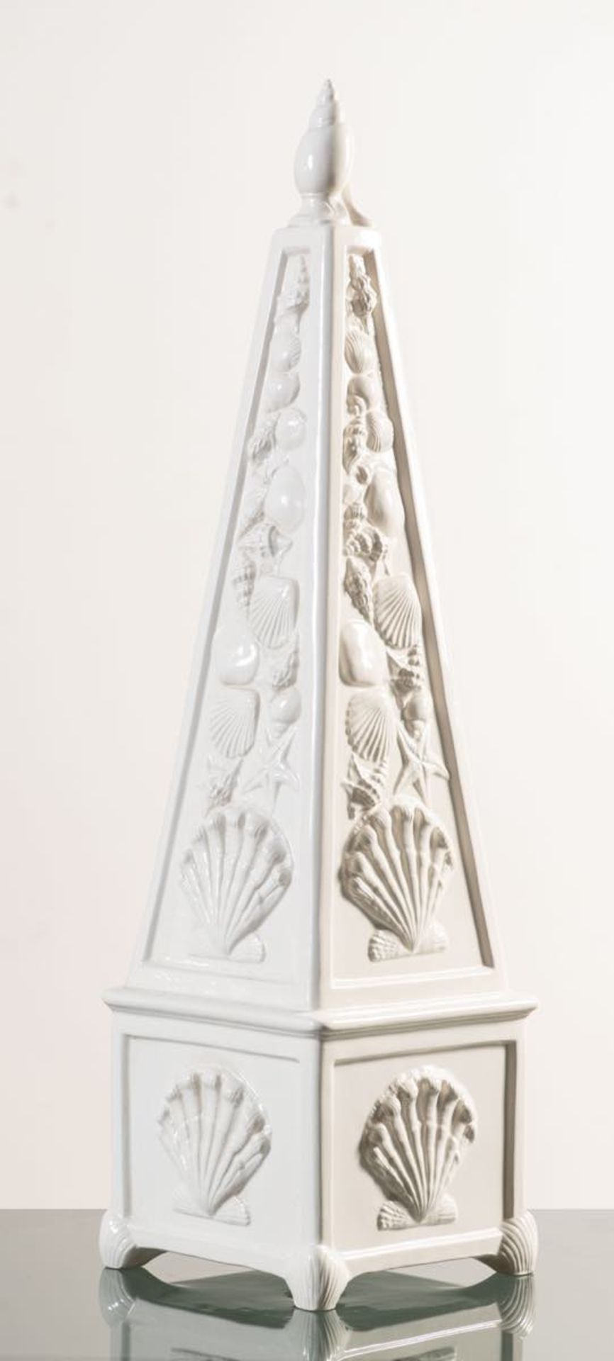 Obelisco in ceramica, Italia, Anni ‘70.Decorazione a conchiglie in rilievo su fondo bianco,