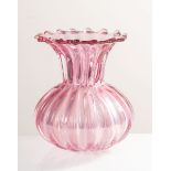 Seguso Vetri d’Arte, Vaso in vetro rosa, Murano, Anni ‘50.Corpo a sezione globulare con grosse