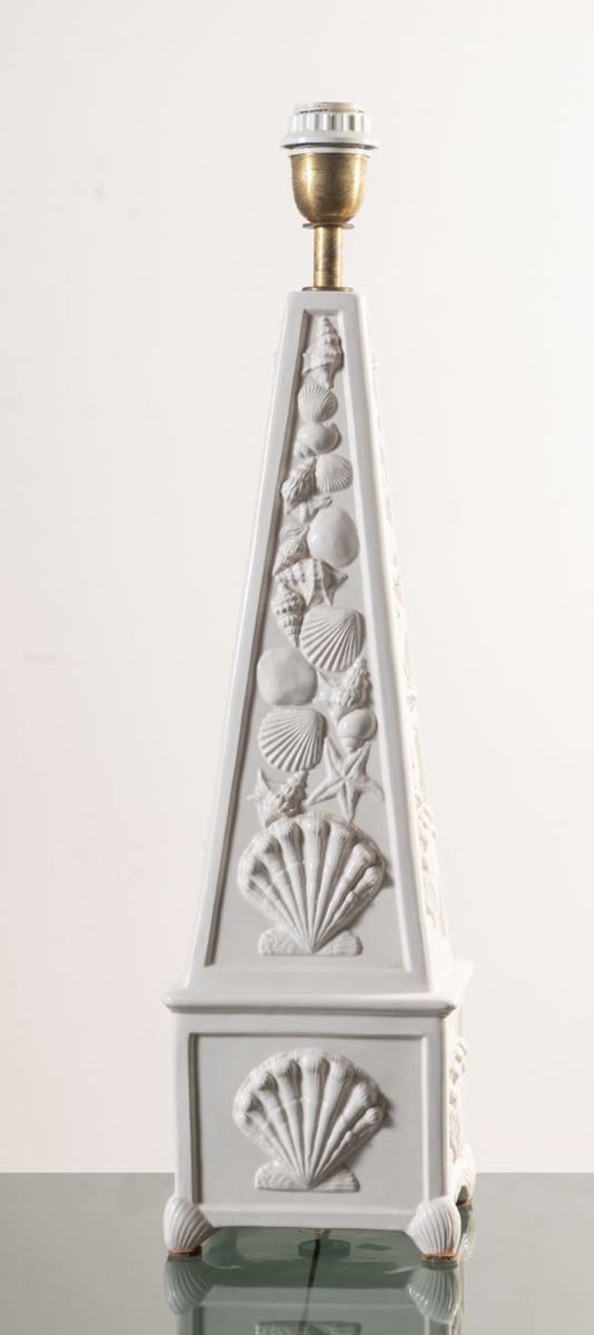 Lampada in ceramica a foggia di obelisco, Italia, Anni ‘70.Decorazione a conchiglie in rilievo su