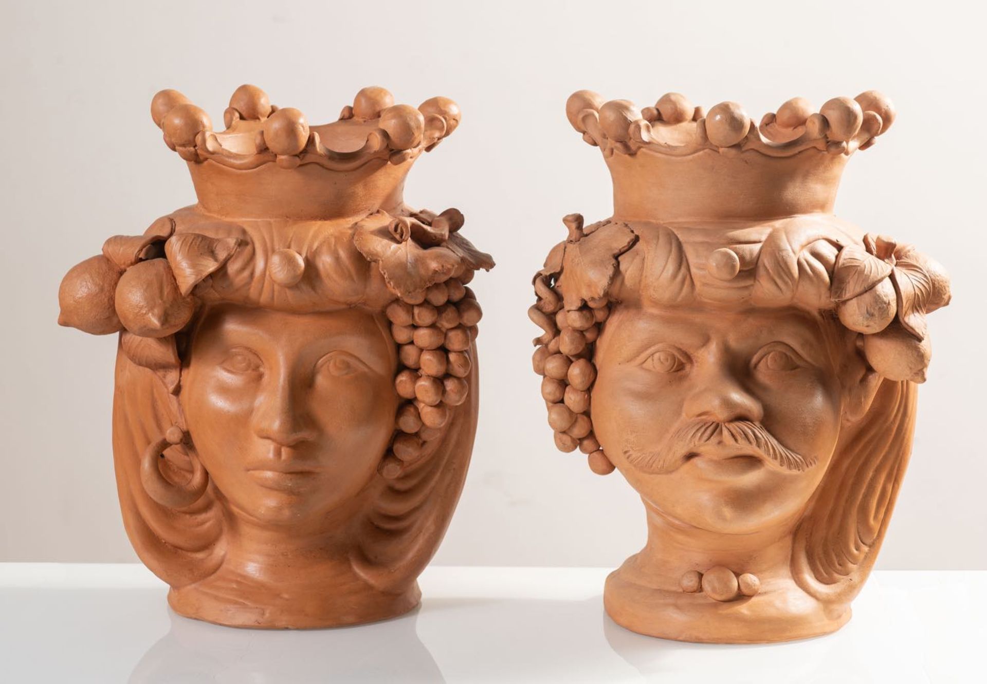 Coppia di grandi vasi in terracotta lavorata a mano a foggia di Testa di Moro, Sicilia. H cm 41.5 -