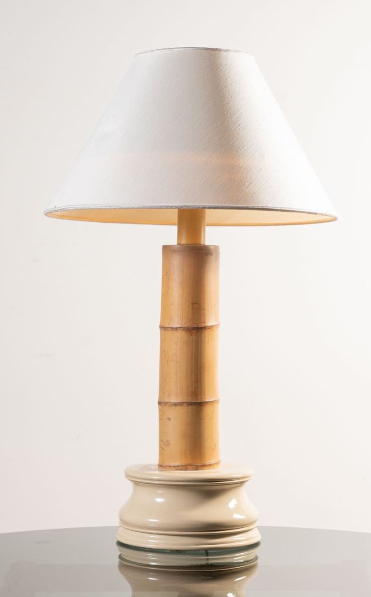 Lampada con base in legno laccato avorio e fusto in bambù, Italia, Anni ‘70.Completa di paralume
