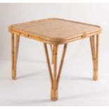 Tavolo quadrato in bambù curvato, Italia, Anni ‘70.Piano in bambù pressato con lavorazione