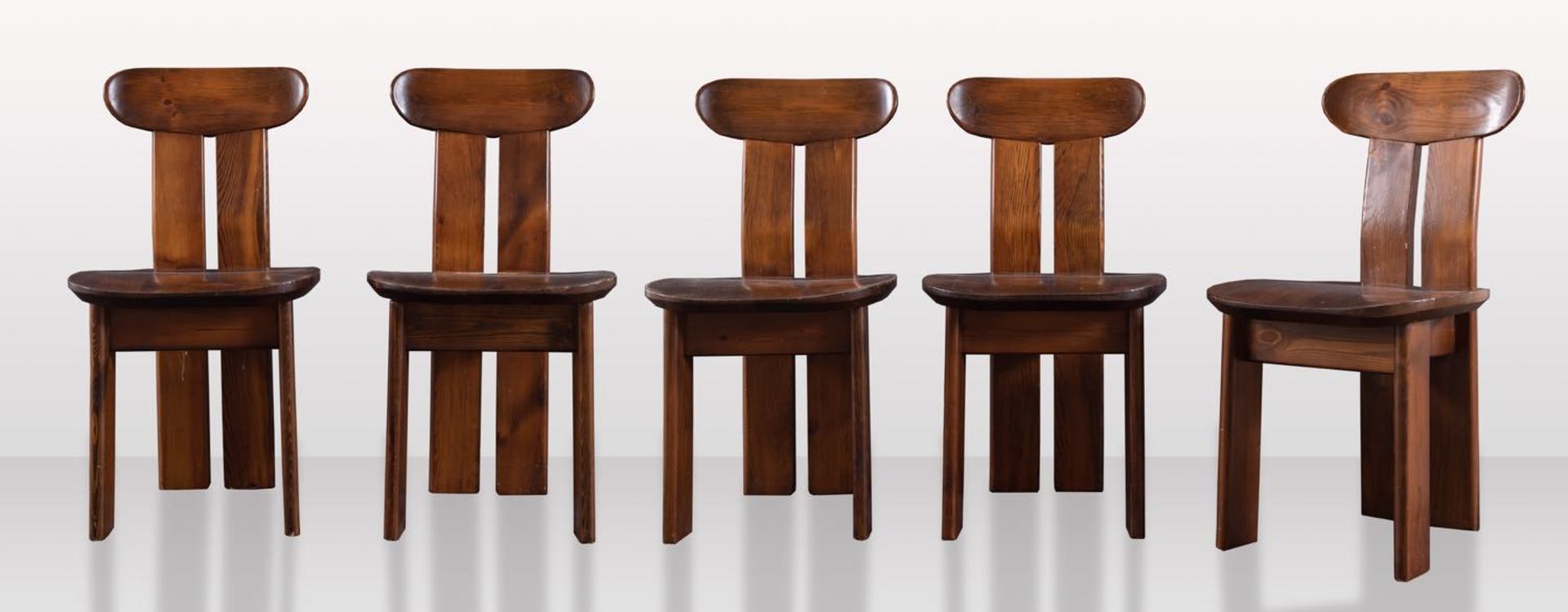 Mario Marenco, attribuito a, Gruppo di cinque sedie, Anni ‘70.In legno sagomato tinto noce, H cm