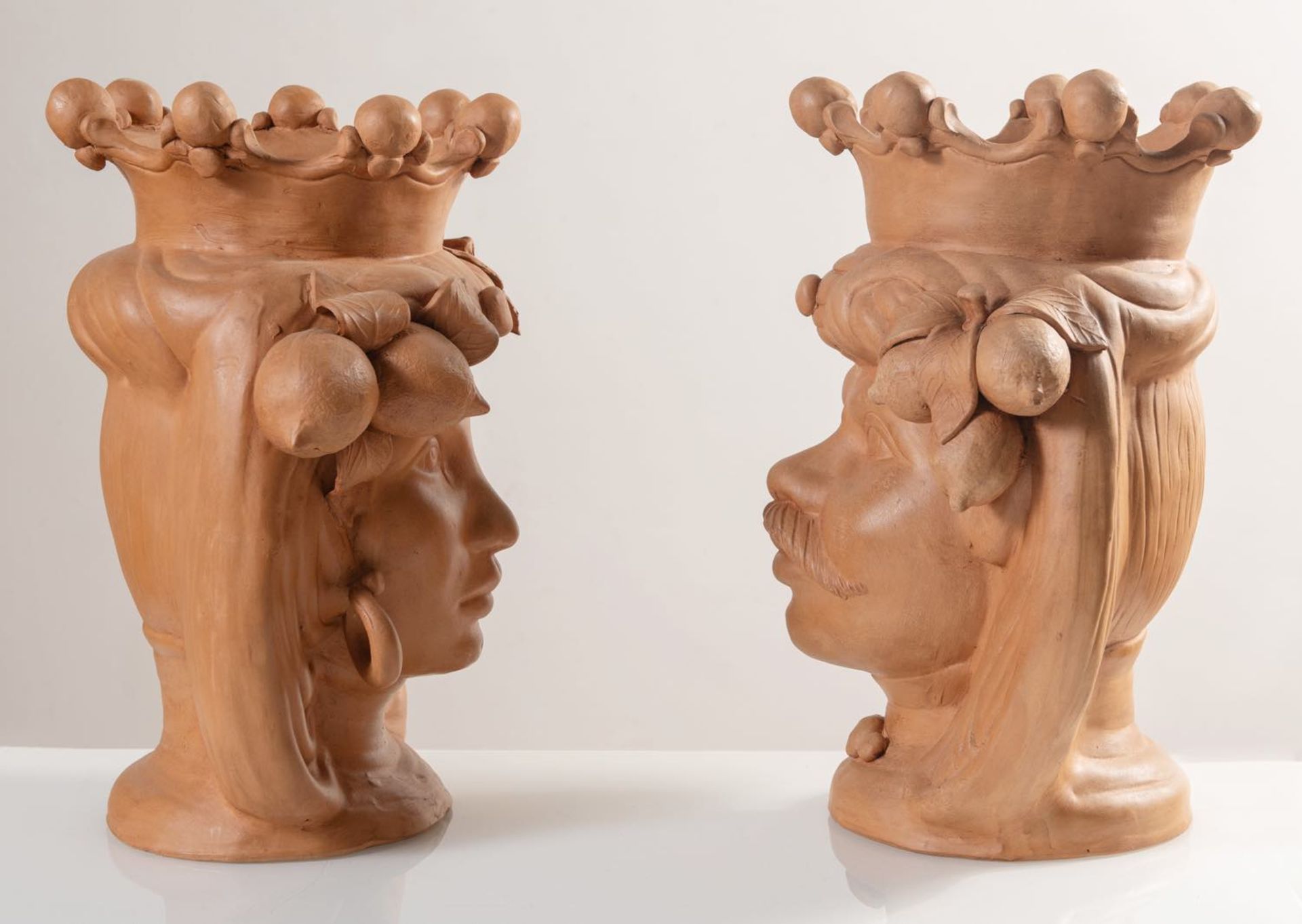 Coppia di grandi vasi in terracotta lavorata a mano a foggia di Testa di Moro, Sicilia. H cm 41.5 - - Bild 2 aus 2