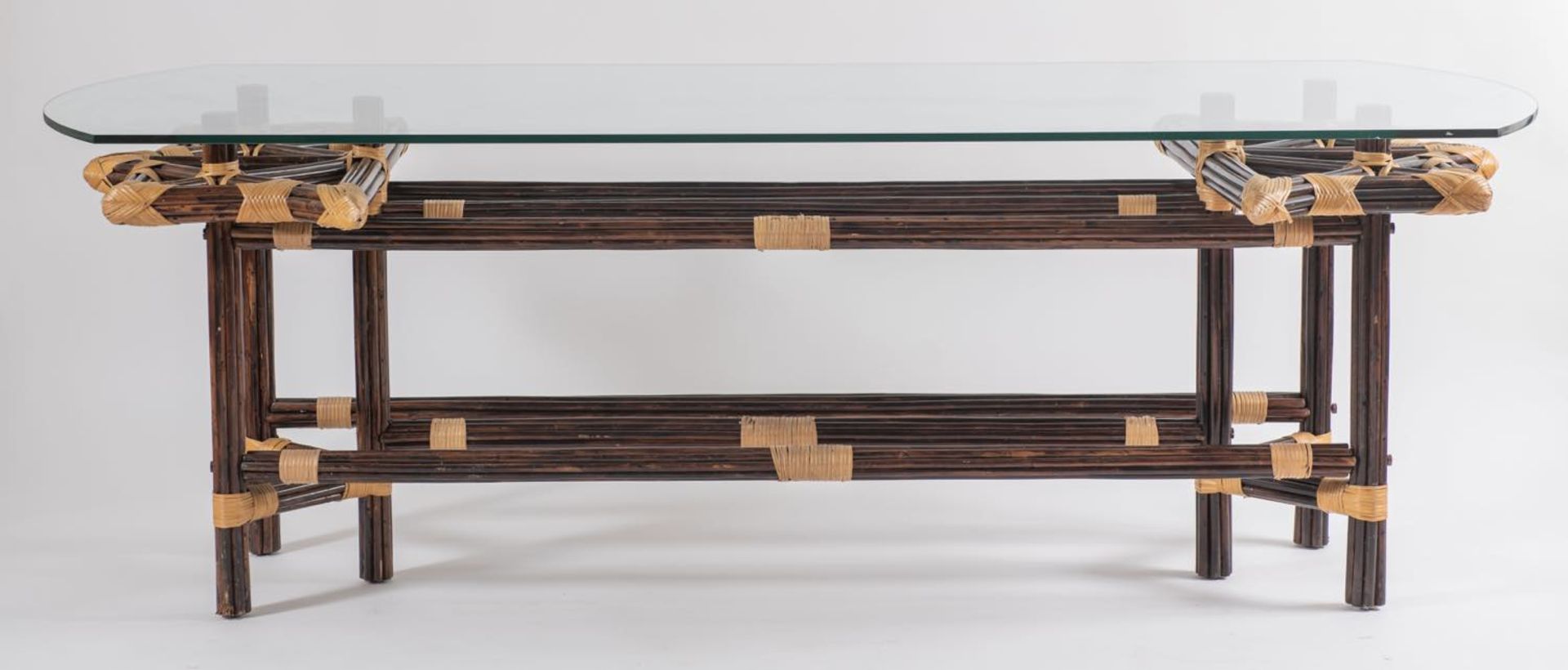 Tavolo in bambù con piano in cristallo, Italia, Anni ‘70/’80.Legature in cuoio chiaro, piano