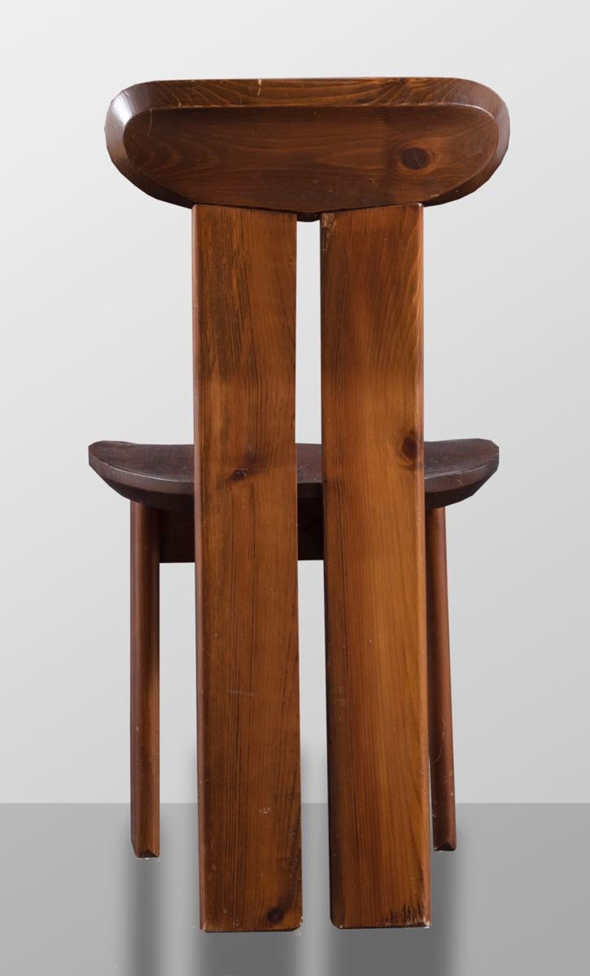 Mario Marenco, attribuito a, Gruppo di cinque sedie, Anni ‘70.In legno sagomato tinto noce, H cm - Bild 3 aus 3