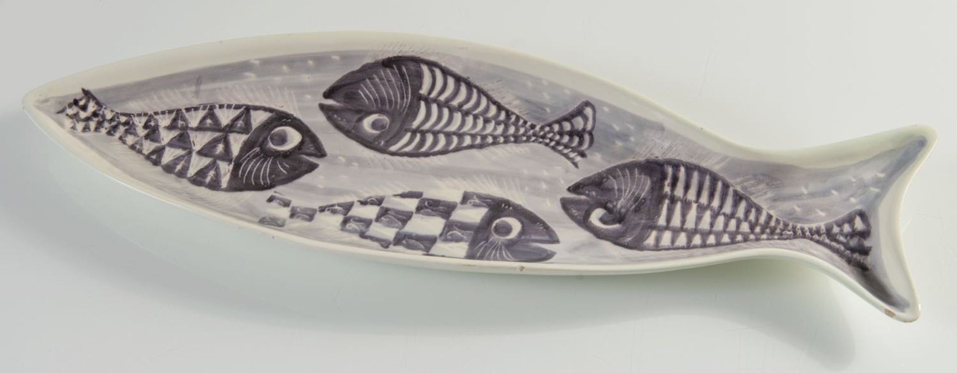 Alessio Tasca, Vassoio in ceramica a forma di pesce, Vicenza, Anni ‘50/'60.Dipinto a mano in - Bild 2 aus 2