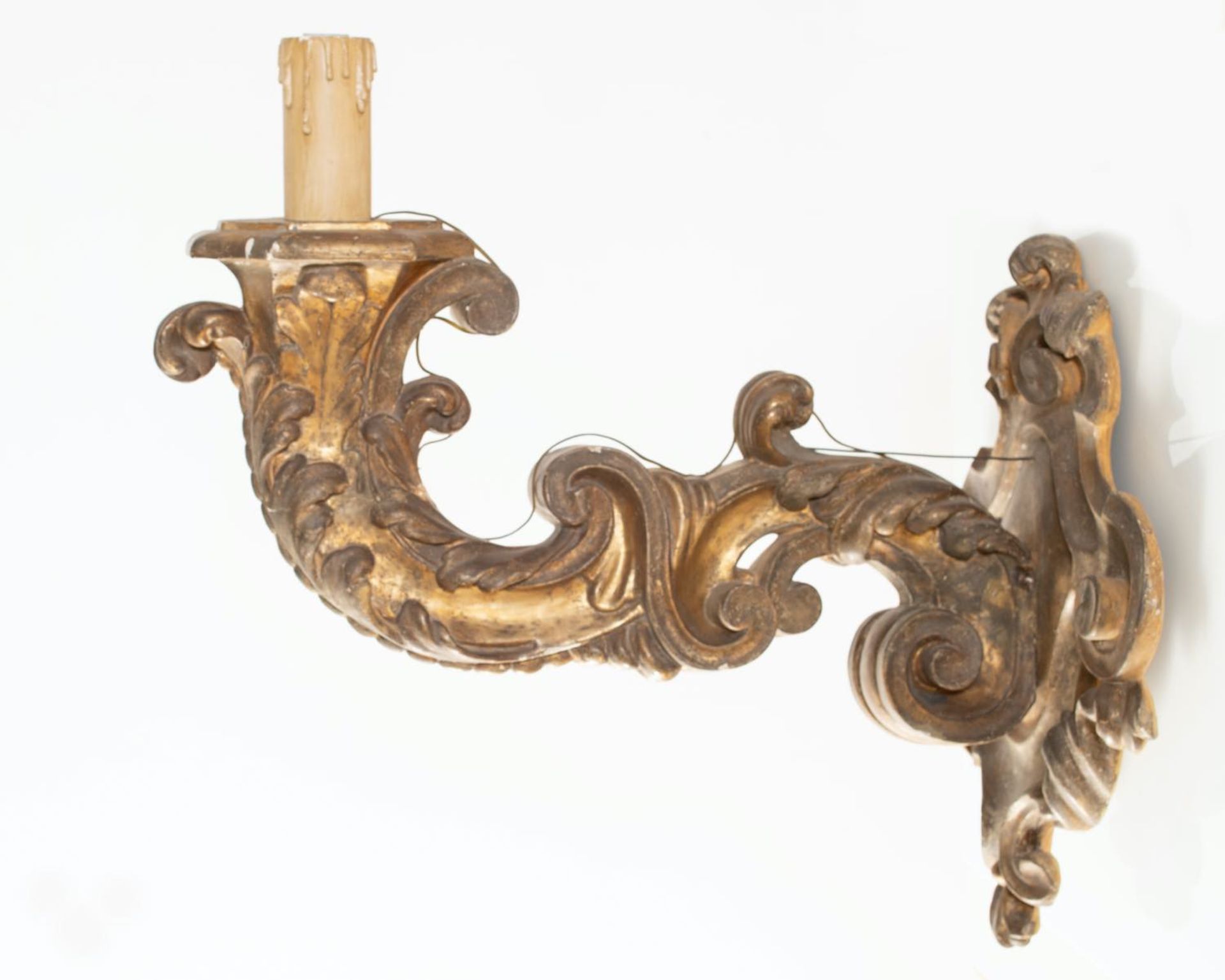 Coppia di torciere in legno intagliato e dorato, XVIII secolo.Corpo riccamente lavorato a volute e - Image 2 of 5