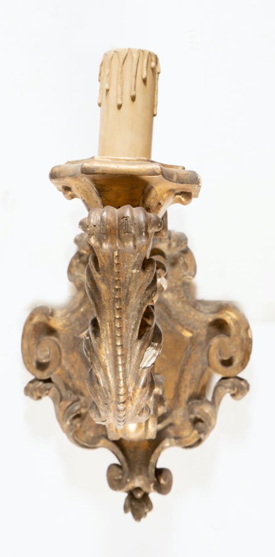 Coppia di torciere in legno intagliato e dorato, XVIII secolo.Corpo riccamente lavorato a volute e - Image 5 of 5
