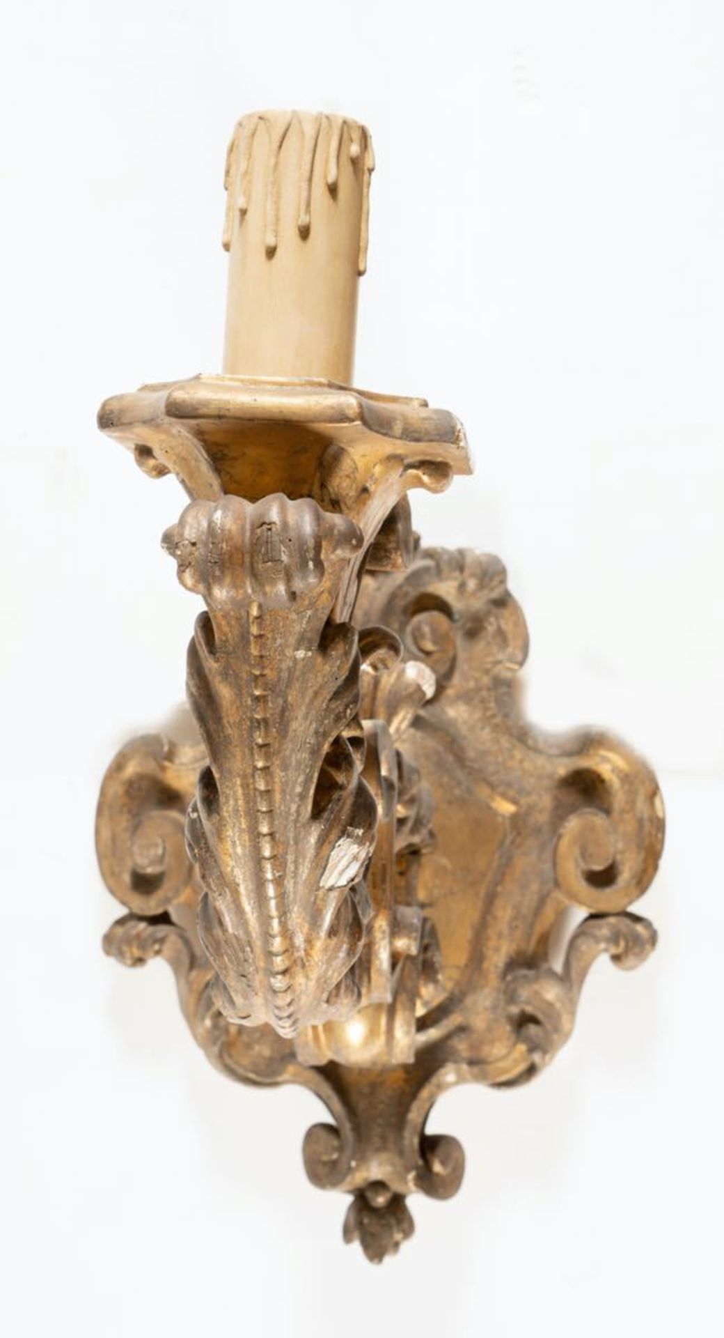 Coppia di torciere in legno intagliato e dorato, XVIII secolo.Corpo riccamente lavorato a volute e - Image 4 of 5