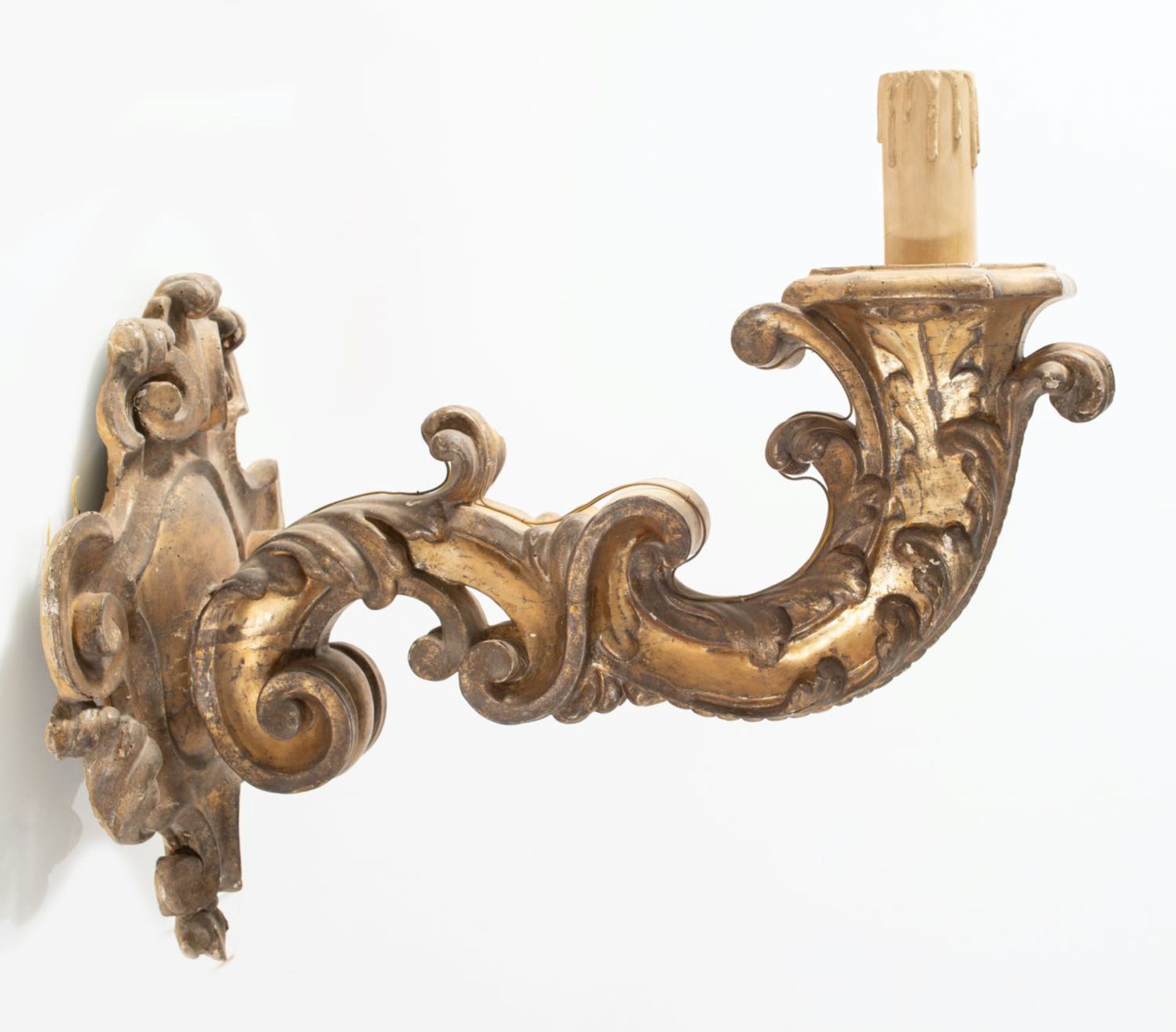 Coppia di torciere in legno intagliato e dorato, XVIII secolo.Corpo riccamente lavorato a volute e - Image 3 of 5