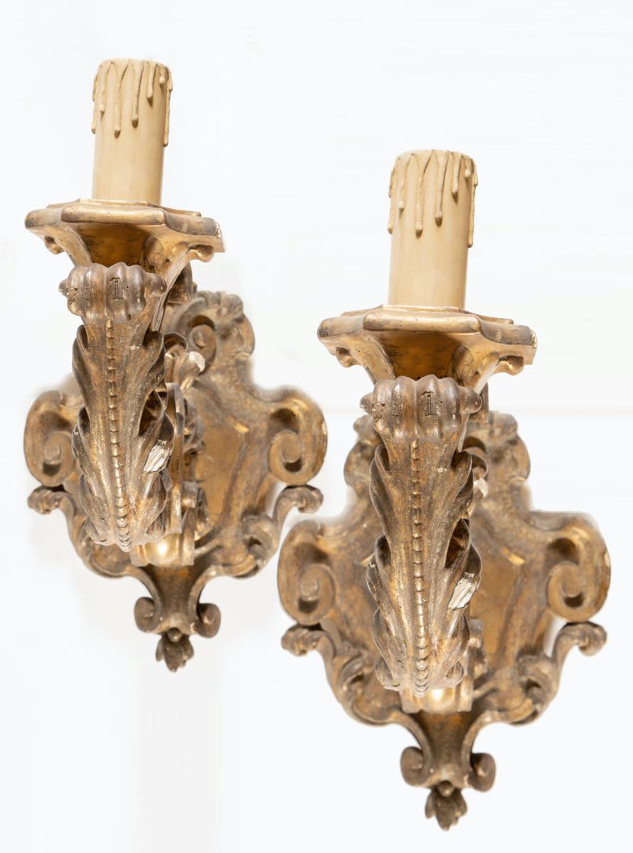 Coppia di torciere in legno intagliato e dorato, XVIII secolo.Corpo riccamente lavorato a volute e