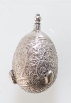 Argenteria Orientale, Piccolo uovo in argento, XX secolo.Corpo riccamente lavorato, punzoni non