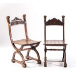 Coppia di sedie in stile neo-Rinascimentale in massello di noce, fine del XIX - inizi del XX