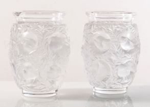 Manifattura Lalique, Coppia di vasi in vetro trasparente e satinato “Bagatelle”, Francia.