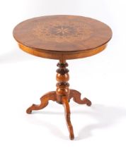 Tavolino da centro, Rolo, fine del XIX secolo. Piano circolare intarsiato in legno di noce,