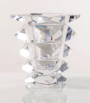 Vaso in cristallo tronco-piramidale di gusto Modernista, Baccarat, XX secolo. Corpo lavorato a