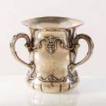 Argenteria Gorham, Coppa celebrativa a tre manici in argento sterling, America, XX secolo.Corpo a